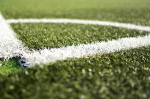 人工芝でのスパイク使用がスタッドのACLリスクに与える影響は？