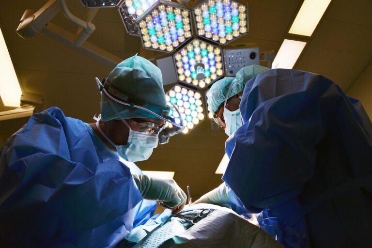 ACL断裂の手術費用はいくらか？